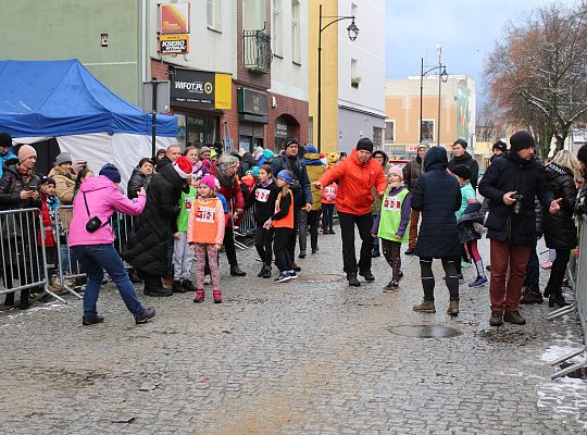 Grafika 10. SP 3 Lębork i SP Nowa Wieś Lęborska najlepsi podczas 29. Biegów Mikołajkowych