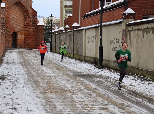 Grafika 19. SP 3 Lębork i SP Nowa Wieś Lęborska najlepsi podczas 29. Biegów Mikołajkowych