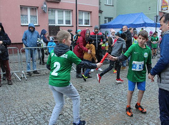 Grafika 36. SP 3 Lębork i SP Nowa Wieś Lęborska najlepsi podczas 29. Biegów Mikołajkowych