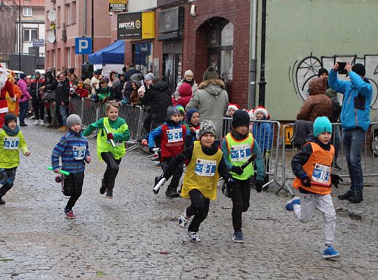 Grafika 28. SP 3 Lębork i SP Nowa Wieś Lęborska najlepsi podczas 29. Biegów Mikołajkowych