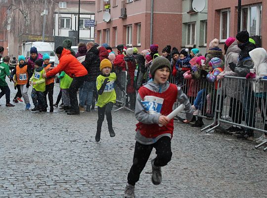 Grafika 30. SP 3 Lębork i SP Nowa Wieś Lęborska najlepsi podczas 29. Biegów Mikołajkowych