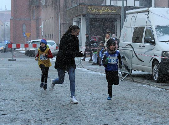 Grafika 34. SP 3 Lębork i SP Nowa Wieś Lęborska najlepsi podczas 29. Biegów Mikołajkowych