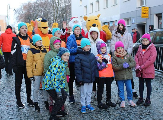 Grafika 44. SP 3 Lębork i SP Nowa Wieś Lęborska najlepsi podczas 29. Biegów Mikołajkowych