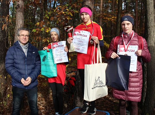 Grafika 28. Zwycięzcy na podium w kategorii szkoły podstawowe dziewczęta rocznik 2011 i 2010