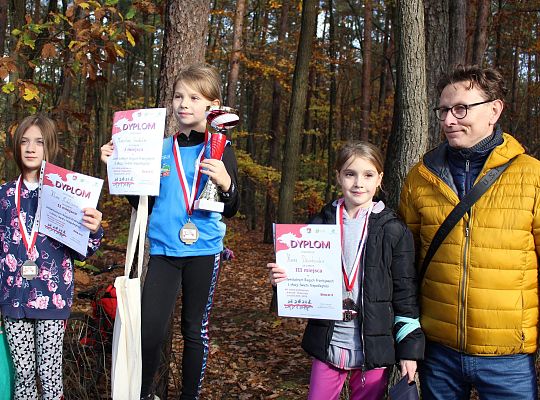 Grafika 21. Zwycięzcy na podium w kategorii krasnale dziewczęta