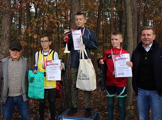 Grafika 27. Zwycięzcy na podium w kategorii  szkoły podstawowe chłopcy rocznik 2013 i 2012