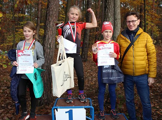 Grafika 23. Zwycięzcy na podium w kategorii szkoły podstawowe dziewczęta rocznik 2013 i 2012