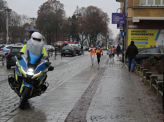 Grafika 15. Zawodniczki na trasie biegu