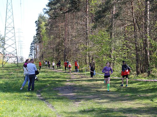 Grafika 38. Zawodniczki na trasie biegu