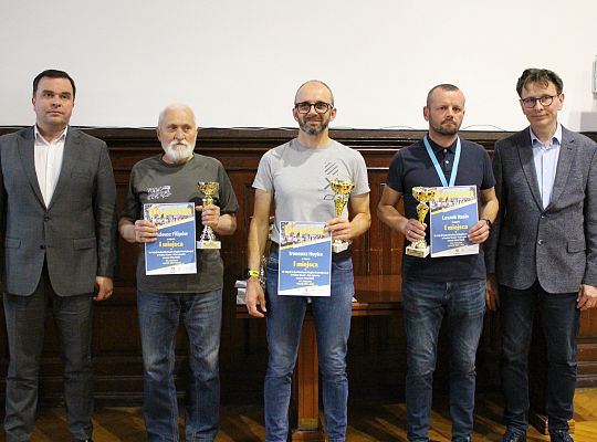Grafika 15. Zwycięzcy w kategoriach wiekowych mężczyzn