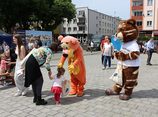 Grafika 10. Maskotki rozdające dzieciom cukierki