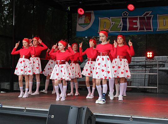 Grafika 32. Występ taneczny na scenie