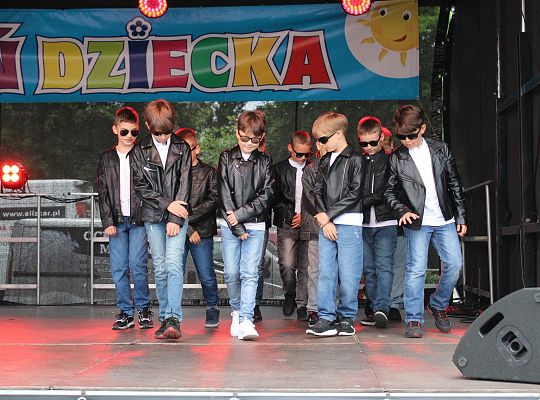 Grafika 33. Występ taneczny na scenie