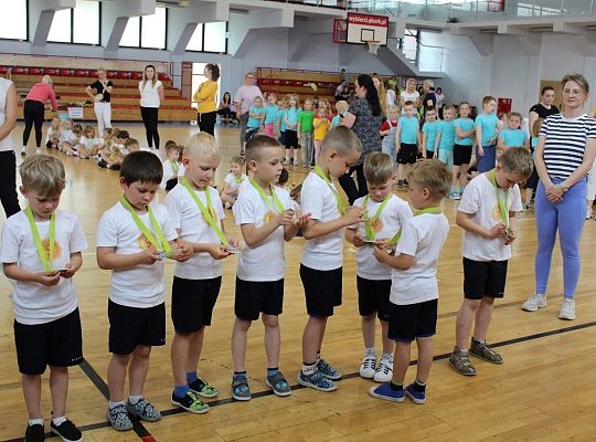 Grafika 71. Dzieci z medalami