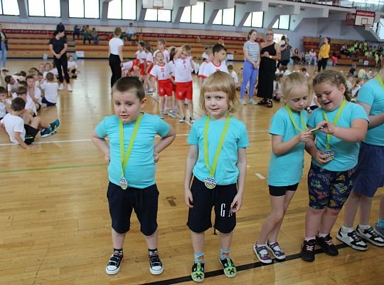Grafika 72. Dzieci z medalami