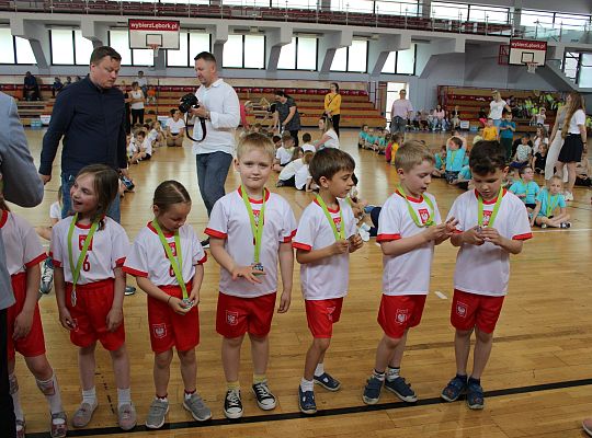 Grafika 73. Dzieci z medalami