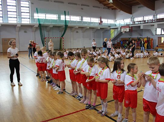 Grafika 74. Dzieci z medalami