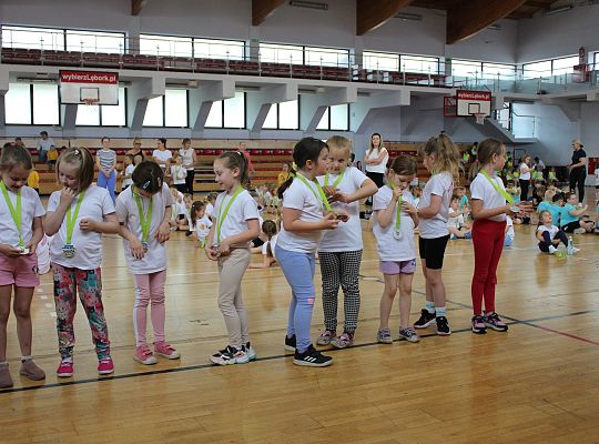 Grafika 78. Dzieci z medalami