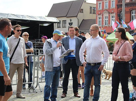 Grafika 3. Posłanka na Sejm Rzeczypospolitej Polskiej Wioleta Tomczak, Burmistrz Miasta Lęborka Jarosław Litwin oraz Zastępca Burmistrza Miasta Lęborka Krzysztof Król