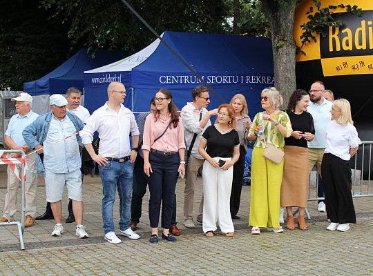 Grafika 35. Burmistrz Miasta Lęborka Jarosław Litwin wraz z radnymi Rady Miasta
