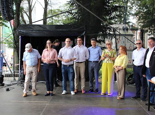 Grafika 47. Wręczanie pucharów i nagród finansowych