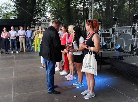 Grafika 50. Wręczanie nagród dla zwycięzców w kategorii kobiet