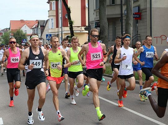 Grafika 1. Biegacze na trasie