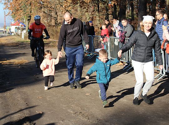 Grafika 8. Zawodnicy na trasie biegu