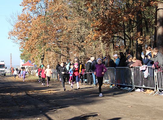 Grafika 10. Zawodniczki na trasie biegu