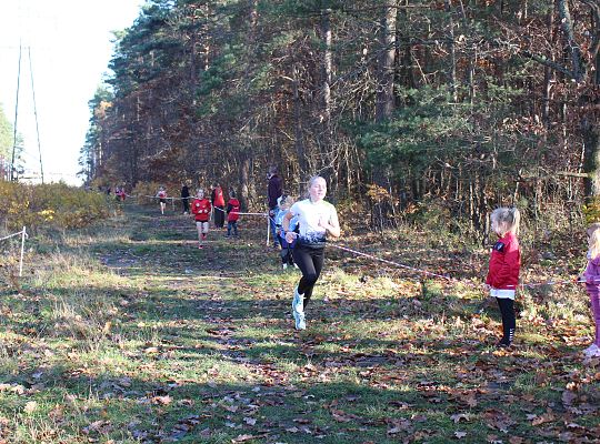 Grafika 27. Zawodniczki na trasie biegu
