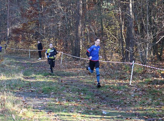 Grafika 32. Zawodnicy na trasie biegu