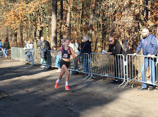 Grafika 37. Zawodniczka na trasie biegu