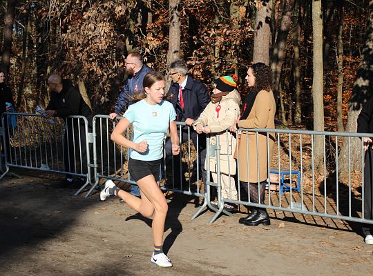 Grafika 38. Zawodniczka na trasie biegu