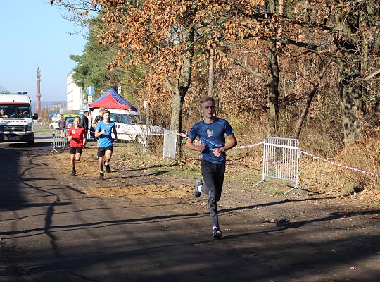 Grafika 40. Zawodnicy na trasie biegu