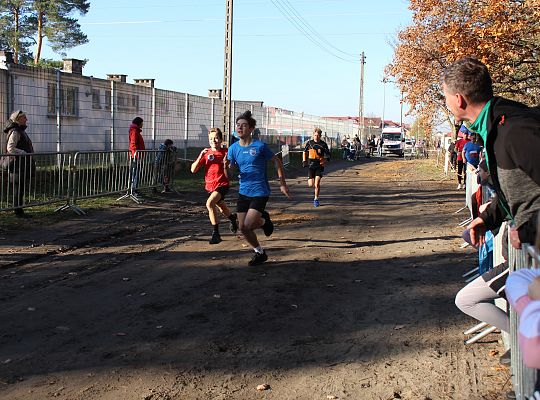 Grafika 43. Zawodnicy na trasie biegu