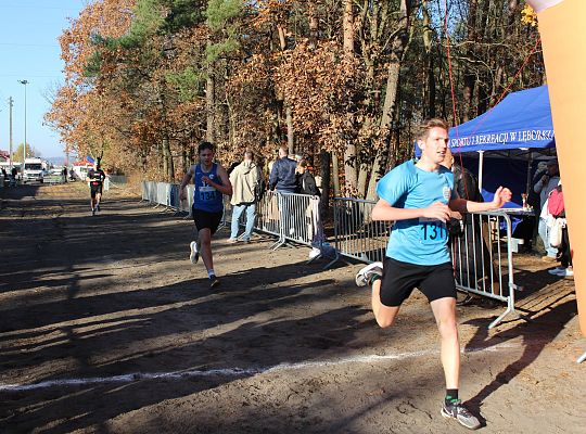 Grafika 47. Zawodnicy na trasie biegu