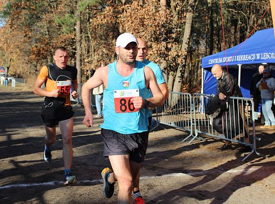 Grafika 48. Zawodnicy na trasie biegu