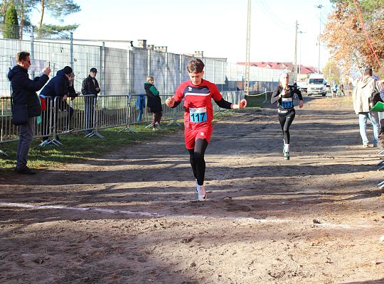 Grafika 49. Zawodnicy na trasie biegu