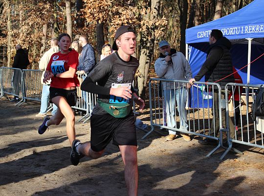 Grafika 51. Zawodnicy na trasie biegu