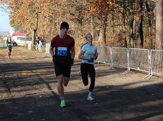 Grafika 53. Zawodnicy na trasie biegu