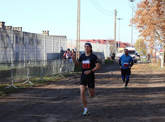 Grafika 58. Zawodnicy na trasie biegu