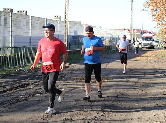 Grafika 60. Zawodnicy na trasie biegu