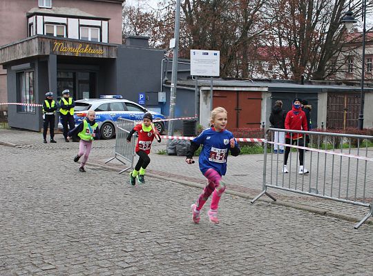 Grafika 7. Zawodniczki na trasie biegu