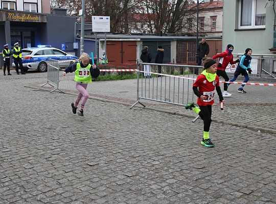 Grafika 10. Zawodniczki na trasie biegu