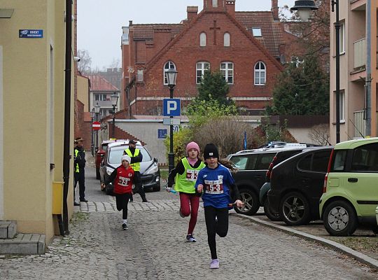 Grafika 9. Zawodniczki na trasie biegu