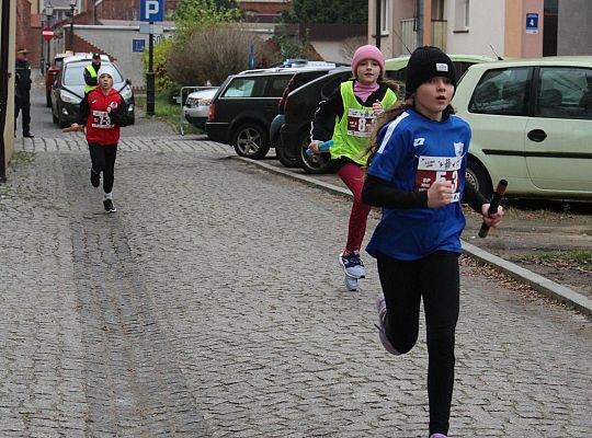 Grafika 12. Zawodniczki na trasie biegu