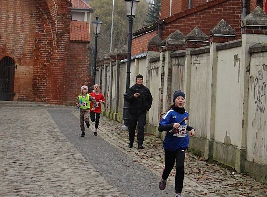 Grafika 11. Zawodniczki na trasie biegu