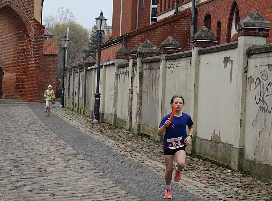 Grafika 14. Zawodniczki na trasie biegu
