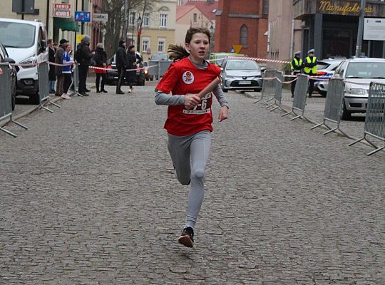 Grafika 16. Zawodniczka na trasie biegu