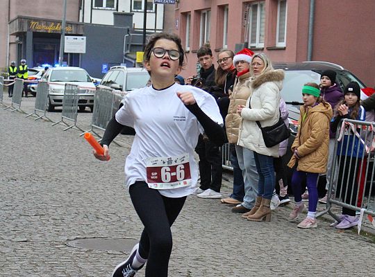 Grafika 17. Zawodniczka na trasie biegu